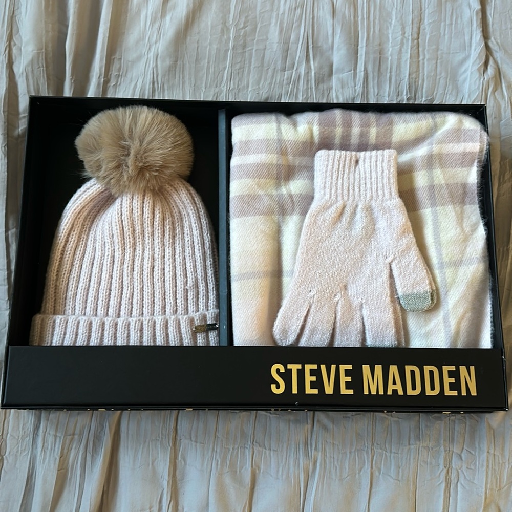 NWT Steve Madden Outerwear Accessory Set
